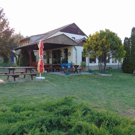 Hotel Krisztina Csarda Es Panzio
